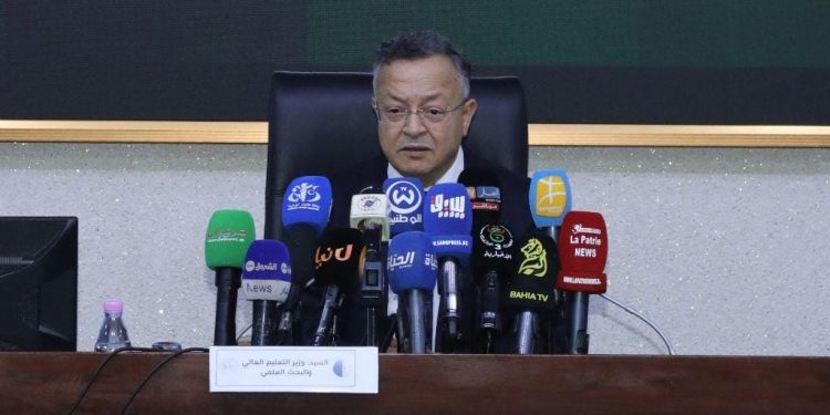 منصتين