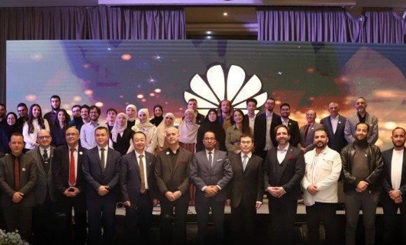  تكريم 50 طالبا