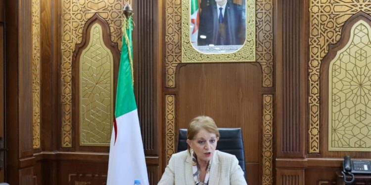 وزيرة السياحة والصناعة التقليدية