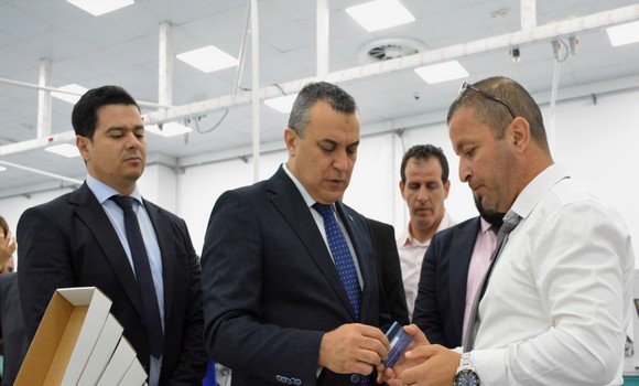 زروقي يعاين رفع إنتاج البطاقات الذهبية إلى 50 ألف بطاقة يوميا