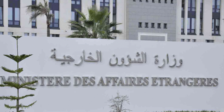 استرجاع بطاقات امتياز الدخول إلى الموانئ والمطارات الجزائرية التي استفادت منها سفارة فرنسا بالجزائر