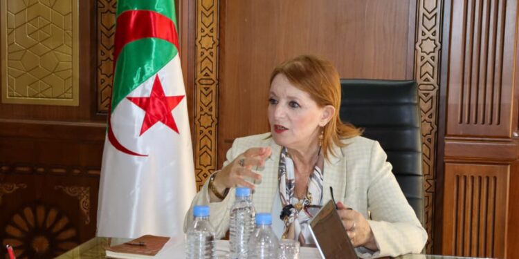 وزيرة السياحة والصناعة التقليدية،