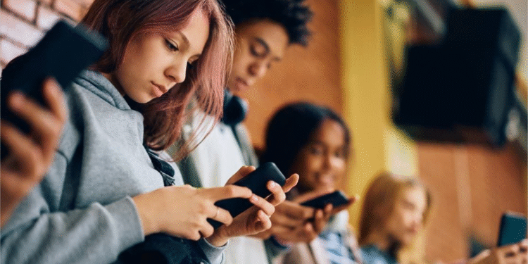 جيل اللايك والتمرير: متعة مؤقتة...وخطر دائم على شبابنا
