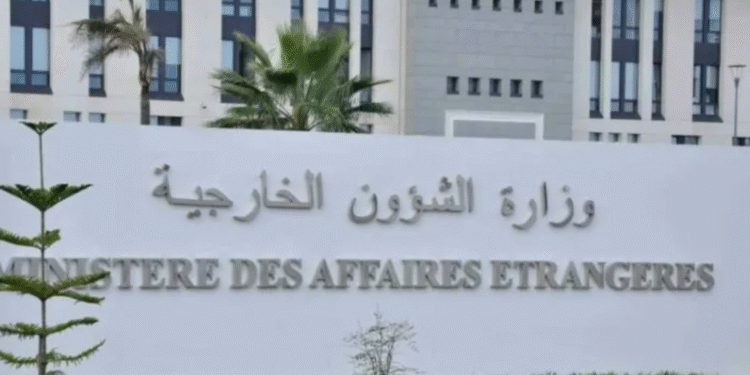 ترأس الأمين العام لوزارة الشؤون الخارجية، مناصفة مع نائب وزير الشؤون الخارجية لجمهورية فيتنام الاشتراكية أمس الاثنين بالعاصمة الفيتنامية، هانوي، الدورة الرابعة للمشاورات السياسية الجزائرية-الفيتنامية.