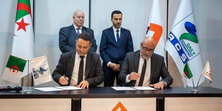 تم يوم الخميس تنظيم لقاء جمع وزير الصناعة يحيى بشير ووزير اقتصاد المعرفة والمؤسسات الناشئة والمؤسسات المصغرة نور الدين واضح، بنخبة من الشركات الناشئة الجزائرية المتخصصة في الحلول الصناعية الذكية.