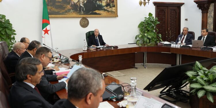 ترأس رئيس الجمهورية، السيد عبد المجيد تبون القائد الأعلى للقوات المسلحة وزير الدفاع الوطني، اجتماعا لمجلس الوزراء، تناول عددا من العروض في قطاعات المحروقات والمناجم، المالية، واقتصاد المعرفة والمؤسسات الناشئة والمؤسسات المصغرة.