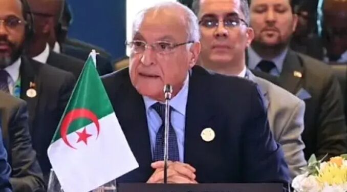 دعا وزير الدولة، وزير الشؤون الخارجية والجالية الوطنية بالخارج والشؤون الإفريقية، أحمد عطاف، اليوم الثلاثاء من عاصمة أنغولا، لواندا، إلى إعادة ترتيب أولويات الشراكة الإفريقية-الأوروبية في مجال السلم والأمن، في ظل عودة ظاهرة التغييرات غير الدستورية للحكومات وتفاقم آفة الإرهاب في إفريقيا.