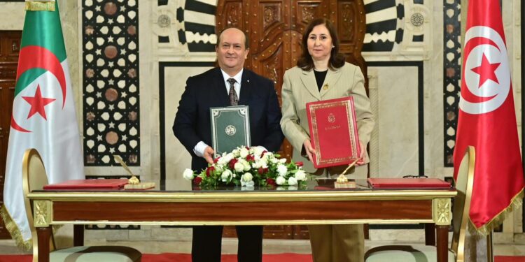 أجرى الوزير الأول، سيفي غريب، اليوم الجمعة، بقصر الحكومة بالقصبة بتونس العاصمة، محادثات مع رئيسة الحكومة للجمهورية التونسية، سارة الزعفراني الزنزري والتي نوهت بمساهمة الجزائر في ضمان تزويد تونس بالموارد الطاقوية. وحسب بيان لمصالح الوزير الأول، تناول الطرفان، خلال هذا اللقاء الذي تم على هامش انعقاد الدورة الثالثة والعشرين للجنة المشتركة الكبرى الجزائرية التونسية للتعاون، واقع وآفاق العلاقات الثنائية وسبل تعزيز التعاون بين البلدين. وتوسعت المحادثات لتشمل وفدي البلدين حيث تم الاستماع لتقرير لجنة المتابعة التي جرت أشغالها يوم الأمس برئاسة وزير الدولة وزير الشؤون الخارجية والجالية الوطنية بالخارج والشؤون الأفريقية، أحمد عطاف، ونظيره التونسي محمد علي النفطي. لاسيما بشأن الأشغال التحضيرية لاجتماع اللجنة المشتركة الكبرى على مستوى الخبراء وعلى المستوى الوزاري. وأهم التوافقات والاقتراحات المتعلقة بسبل ترقية الروابط الأخوية والتعاون الثنائي في كافة المجالات. وخلال الجلسة الموسعة، ألقى الوزير الأول كلمة أكد فيها أن انعقاد هذه الدورة يندرج في إطار تجسيد التعليمات السامية لقائدي البلدين. لاسيما الارتقاء بالعلاقات بين البلدين إلى مصاف الشراكة الاستراتيجية المتضامنة والمندمجة. كما ثمن الوزير الأول التنسيق المتواصل والمكثف بين البلدين لمواجهة مختلف التهديدات الأمنية. لاسيما في مجال تأمين الحدود المشتركة، من أجل الحد من مخاطر الإرهاب والجريمة المنظمة العابرة للحدود والهجرة السرية والتهريب بمختلف أشكاله والاتجار بالمخدرات. وفي الشق الاقتصادي، أكد الوزير الأول أن البلدين يتوفران على إمكانيات بشرية ومادية هامة وعلى مواطن متعددة للتكامل الاقتصادي بما يؤهلهما لبناء شراكات ثنائية منتجة ومربحة في شتى المجالات. متى تم تبني خارطة طريق واضحة المعالم. ووضع آليات عملية وفق برنامج زمني واضح لتجسيد مشاريع التعاون في القطاعات الحيوية وذات الأولوية. ومن جهتها، رحبت رئيسة الحكومة التونسية بانعقاد هذه الدورة للجنة المشتركة الكبرى. منوهة بالعلاقات المتميزة القائمة بين البلدين والشعبين الشقيقين. ومشيدة بحرص قائديهما، على تطوير التعاون الثنائي في شتى الميادين. كما أعربت الزنزري عن بالغ ارتياحها لمستوى وحجم التعاون الثنائي، لاسيما في مجالات الطاقة. أين نوهت بمساهمة الجزائر في ضمان تزويد تونس بالموارد الطاقوية. مشيدة في الوقت ذاته بالحركية التي تطبع المبادلات الاقتصادية الثنائية في المجالات التجارية والاستثماريّة. التي يتعين تنشيطها ومرافقتها من أجل تعزيز مكاسبها ومضاعفة حجمها. وكان الوزير الأول مرفوقا خلال هذه الجلسة بوزير الدولة، وزير الشؤون الخارجية والجالية الوطنية بالخارج والشؤون الأفريقية، أحمد عطاف. وزير الدولة وزير المحروقات والمناجم، محمد عرقاب. وكذا وزير الداخلية والجماعات المحلية والنقل، سعيد سعيود. بالإضافة إلى وزير المالية، عبد الكريم بوالزرد، ووزير الصناعة، يحيى بشير. وزير الصناعة الصيدلانيّة، وسيم قويدري. وكذا وزير الفلاحة والتنمية الريفية والصيد البحري، ياسين المهدي وليد. ووزير التجارة الخارجية وترقية الصادرات، كمال رزيق. ووزير الرياضة، وليد صادي. بالإضافة إلى سفير الجزائر بتونس، عزوز باعلال.