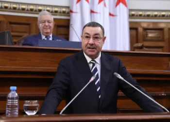 كشف وزير الداخلية والجماعات المحلية والنقل، السعيد سعيود، في رده على تدخلات نواب المجلس الشعبي الوطني بخصوص التعديلات الواردة في مشروع قانون المرور، أنه يجب أن نزاوج بين التوعية والردع، وأن رخصة السياقة بالتنقيط لم تجهز بعد، مؤكدًا أنه من الممكن ان تكون جاهزة بعد سنة. مشددا على أن حماية المواطنين من حوادث المرور تبقى الهدف الأساسي من هذا المشروع. وأكد الوزير أن المشروع لا يراد به ترهيب المواطنين لكنه موجه للأشخاص الذين يخالفون القانو.، مشيرا إلى أن السرعة هي أيضا من أ