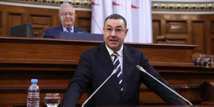 كشف وزير الداخلية والجماعات المحلية والنقل، السعيد سعيود، في رده على تدخلات نواب المجلس الشعبي الوطني بخصوص التعديلات الواردة في مشروع قانون المرور، أنه يجب أن نزاوج بين التوعية والردع، وأن رخصة السياقة بالتنقيط لم تجهز بعد، مؤكدًا أنه من الممكن ان تكون جاهزة بعد سنة. مشددا على أن حماية المواطنين من حوادث المرور تبقى الهدف الأساسي من هذا المشروع. وأكد الوزير أن المشروع لا يراد به ترهيب المواطنين لكنه موجه للأشخاص الذين يخالفون القانو.، مشيرا إلى أن السرعة هي أيضا من أ