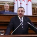 كشف وزير الداخلية والجماعات المحلية والنقل، السعيد سعيود، في رده على تدخلات نواب المجلس الشعبي الوطني بخصوص التعديلات الواردة في مشروع قانون المرور، أنه يجب أن نزاوج بين التوعية والردع، وأن رخصة السياقة بالتنقيط لم تجهز بعد، مؤكدًا أنه من الممكن ان تكون جاهزة بعد سنة. مشددا على أن حماية المواطنين من حوادث المرور تبقى الهدف الأساسي من هذا المشروع. وأكد الوزير أن المشروع لا يراد به ترهيب المواطنين لكنه موجه للأشخاص الذين يخالفون القانو.، مشيرا إلى أن السرعة هي أيضا من أ