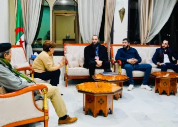 استقبلت وزيرة الثقافة والفنون، مليكة بن دودة، مجموعة من الفنانين والمنتجين والمهنيين في المجال السينمائي، وذلك في إطار الجلسات التشاورية المخصّصة لتشخيص واقع الصناعة السينمائية في الجزائر وآفاق تطويرها، حسبما أفاد به اليوم الخميس بيان للوزارة. ويأتي هذا اللقاء في سياق بناء رؤية تشاركية ترمي إلى بعث الحركية في المشهد الثقافي، من خلال سلسلة جلسات تشاورية تهدف إلى تشخيص تحديات السينما الجزائرية والعمل على تطويرها وتعزيز إشعاعها الثقافي. وقد انصبّ النقاش خلال هذا اللقاء على واقع السينما الجزائرية بمختلف أبعادها، لاسيما ما يتعلق بتطوير منظومة التكوين والإنتاج، وتفعيل شبكات التوزيع وقاعات العرض السينمائي، إلى جانب ابتكار آليات جديدة لترقية هذا القطاع. كما شكّل اللقاء فرصة للتأكيد على ضرورة فتح آفاق جديدة لدعم الطاقات الناشئة، عبر إعداد برنامج خاص موجّه لأصحاب الأفلام الأولى والمنتجين الشباب. وتناول المشاركون كذلك أهمية تعزيز جسور التعاون بين الإنتاجين التلفزيوني والسينمائي، مع إبراز الدور المحوري للمؤسسات الناشئة كعنصر أساسي في تحقيق النهضة السينمائية المنشودة، وفق ما جاء في البيان ذاته.