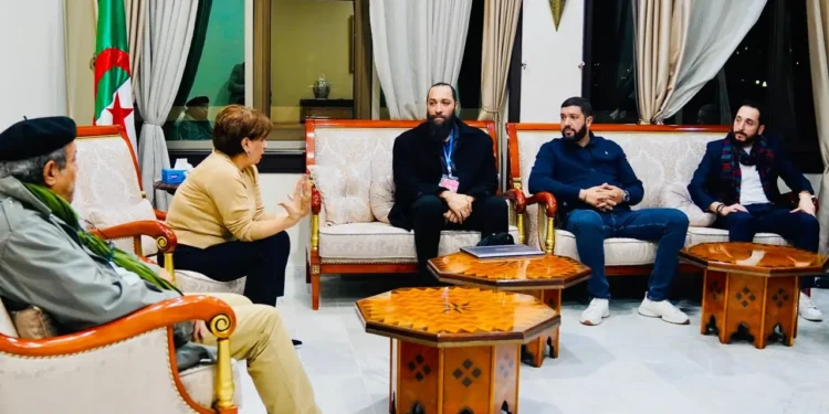 استقبلت وزيرة الثقافة والفنون، مليكة بن دودة، مجموعة من الفنانين والمنتجين والمهنيين في المجال السينمائي، وذلك في إطار الجلسات التشاورية المخصّصة لتشخيص واقع الصناعة السينمائية في الجزائر وآفاق تطويرها، حسبما أفاد به اليوم الخميس بيان للوزارة. ويأتي هذا اللقاء في سياق بناء رؤية تشاركية ترمي إلى بعث الحركية في المشهد الثقافي، من خلال سلسلة جلسات تشاورية تهدف إلى تشخيص تحديات السينما الجزائرية والعمل على تطويرها وتعزيز إشعاعها الثقافي. وقد انصبّ النقاش خلال هذا اللقاء على واقع السينما الجزائرية بمختلف أبعادها، لاسيما ما يتعلق بتطوير منظومة التكوين والإنتاج، وتفعيل شبكات التوزيع وقاعات العرض السينمائي، إلى جانب ابتكار آليات جديدة لترقية هذا القطاع. كما شكّل اللقاء فرصة للتأكيد على ضرورة فتح آفاق جديدة لدعم الطاقات الناشئة، عبر إعداد برنامج خاص موجّه لأصحاب الأفلام الأولى والمنتجين الشباب. وتناول المشاركون كذلك أهمية تعزيز جسور التعاون بين الإنتاجين التلفزيوني والسينمائي، مع إبراز الدور المحوري للمؤسسات الناشئة كعنصر أساسي في تحقيق النهضة السينمائية المنشودة، وفق ما جاء في البيان ذاته.