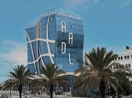 كشف وزير السكن والعمران والمدينة والتهيئة العمرانية، محمد طارق بلعريبي، عن جملة من القرارات الهامة، وذلك خلال إشرافه على وضع حجر أساس إنجاز 20 ألف وحدة سكنية بالقطب الحضري سيدي حلو بولاية بومرداس، في إطار برنامج عدل 3. وفيما يتعلق بالشق المالي، أعلن الوزير عن تحديد مبلغ الشطر الأول ب 343.000 دج بالنسبة للسكنات المكونة من 3 غرف و 431500 دج بالنسبة للسكنات المكونة من 4 غرف. كما أكد بلعريبي أنه وبتوجيهات من رئيس الجمهورية، قررت وزارة السكن، عبر وكالة عدل، السماح للمسجلين في صيغة عدل 3 بدفع الشطر الأول على مرحلتين، حيث سيتم تقسيم قيمة الشطر الأول على دفعتين خلال فترة زمنية مقدّرة بـ ثلاثة أشهر. محددا أن هذا الإجراء يشمل السكنات المكونة من 3 و4 غرف، ويهدف إلى التسهيل على المسجلين ومنحهم الوقت الكافي لإتمام عملية الدفع بكل يسر. وأوضح الوزير أنه تم توطين 20 ألف وحدة سكنية بصيغة عدل 3 على مستوى القطب الحضري سيدي حلو، مشيرًا إلى أن عدد الوحدات السكنية الموطنة بهذه الصيغة بلغ إلى غاية اليوم 50 ألف وحدة على المستوى الوطني، على أن يرتفع العدد إلى 62 ألف وحدة سكنية قبل نهاية السنة الجارية.