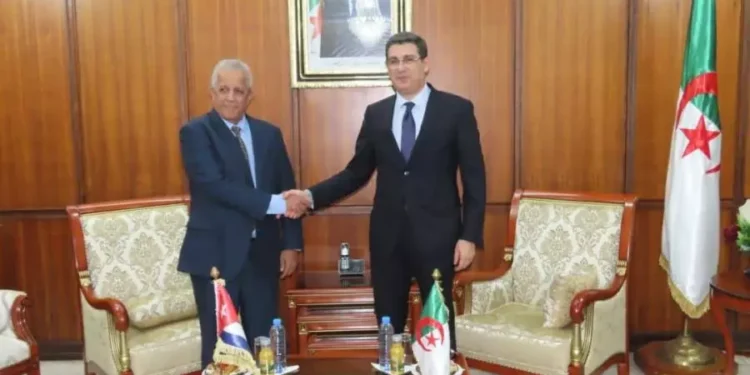 استقبل وزير الصحة، البروفيسور محمد صديق آيت مسعودان، مساء أمس، بمقر الوزارة، سفير جمهورية كوبا بالجزائر، هيكتور إيغارزا كابريرا، وذلك بحضور إطارات من الإدارة المركزية، لتعزيز وتطوير التعاون في مجال التطبيب عن بُعد والتصوير الطبي، في خطوة تهدف إلى توسيع نطاق الاستفادة من الخبرة الكوبية.