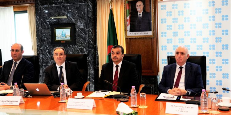 شارك وزير الدولة، وزير المحروقات والمناجم، محمد عرقاب، أمس الأحد، عبر تقنية التحاضر المرئي عن بعد، في الاجتماع التنسيقي لمجموعة الدول الثماني المنضوية ضمن إطار أوبك+، والتي تضم الجزائر، المملكة العربية السعودية، الإمارات العربية المتحدة، العراق، كازاخستان، الكويت، سلطنة عمان وروسيا.