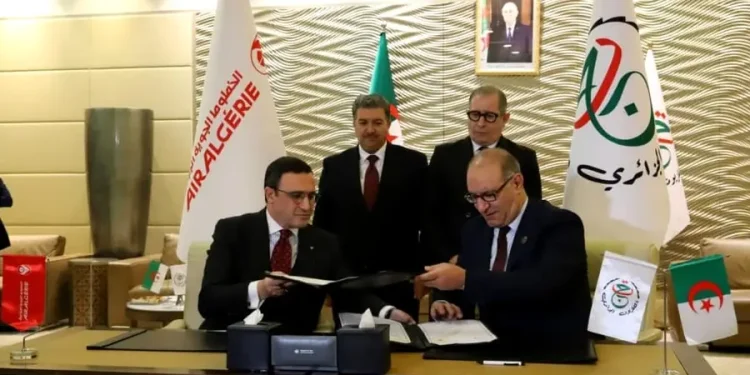 وقعت الخطوط الجوية الجزائرية، أمس الجمعة بالجزائر العاصمة، مذكرة تفاهم مع المؤسسة العمومية للتلفزيون الجزائري، وذلك في إطار ترقية التعاون المؤسسي بين هاتين المؤسستين الوطنيتين "الإستراتيجيتين"، وتعزيز الجهود المشتركة الرامية إلى إبراز صورة الجزائر ومكانتها إقليميا ودوليا، حسبما أفاد به بيان للناقل الوطني.
