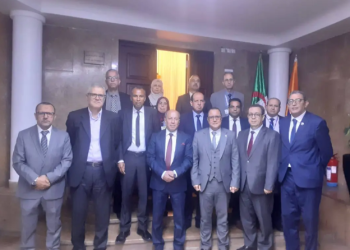 بحث مجمع سونلغاز، أمس الأحد بالجزائر العاصمة، مع الشركة التونسية للكهرباء والغاز "الستاغ"، سبل توسيع التعاون الثنائي وتعزيز مستوى التنسيق والتكامل بين الشبكتين الجزائرية والتونسية، بما يسمح بتأمين الاحتياجات الطاقوية ، خاصة خلال صائفة 2026، حسب ما أفاد به بيان للمجمع.