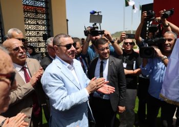 خلال إشرافه على تدشين الوحدة الرئيسية الجديدة للحماية المدنية بالمدية سعيود : النتائج المحققة مكنت الحماية المدنية الجزائرية من احتلال المرتبة الأولى عربيا وإفريقيا والعاشرة عالميا أشرف وزير الداخلية والجماعات المحلية والنقل، السعيد سعيود، يوم الأحد، على تدشين ووضع حيز الخدمة لمقر الوحدة الرئيسية الجديدة للحماية المدنية بولاية المدية، التي أطلق عليها اسم المجاهد المتوفى الرائد لخضر بورقعة. وجرت مراسم التدشين بحضور المدير العام للأمن الوطني، علي بداوي، والمدير العام للحماية المدنية، العقيد بوعلام بوغلاف، إلى جانب والي المدية، جيلالي دومي، وأفراد من عائلة المجاهد الراحل لخضر بورقعة. وأوضح الوزير، في تصريح أدلى به بالمناسبة، أن "رئيس الجمهورية، السيد عبد المجيد تبون، كلفني بنقل عبارات الشكر والامتنان إلى جميع أفراد الحماية المدنية، تقديرا لما يبذلونه من جهود وتضحيات في خدمة الوطن، وحضورهم الدائم لإنقاذ الأرواح وحماية الممتلكات، خاصة خلال الأزمات". وقال إن هذا الجهاز "أصبح نموذجا للاحترافية بفضل مسار التحديث والعصرنة الذي شهده خلال السنوات الأخيرة"، مشيرا إلى أن النتائج المحققة مكنت الحماية المدنية الجزائرية من احتلال المرتبة الأولى عربيا وإفريقيا، والعاشرة عالميا.