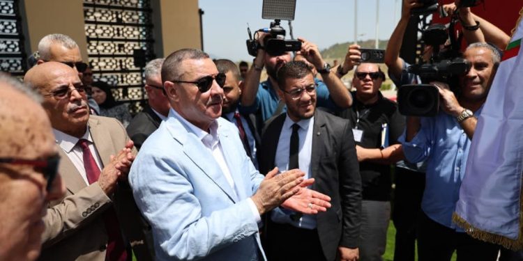 خلال إشرافه على تدشين الوحدة الرئيسية الجديدة للحماية المدنية بالمدية سعيود : النتائج المحققة مكنت الحماية المدنية الجزائرية من احتلال المرتبة الأولى عربيا وإفريقيا والعاشرة عالميا أشرف وزير الداخلية والجماعات المحلية والنقل، السعيد سعيود، يوم الأحد، على تدشين ووضع حيز الخدمة لمقر الوحدة الرئيسية الجديدة للحماية المدنية بولاية المدية، التي أطلق عليها اسم المجاهد المتوفى الرائد لخضر بورقعة. وجرت مراسم التدشين بحضور المدير العام للأمن الوطني، علي بداوي، والمدير العام للحماية المدنية، العقيد بوعلام بوغلاف، إلى جانب والي المدية، جيلالي دومي، وأفراد من عائلة المجاهد الراحل لخضر بورقعة. وأوضح الوزير، في تصريح أدلى به بالمناسبة، أن "رئيس الجمهورية، السيد عبد المجيد تبون، كلفني بنقل عبارات الشكر والامتنان إلى جميع أفراد الحماية المدنية، تقديرا لما يبذلونه من جهود وتضحيات في خدمة الوطن، وحضورهم الدائم لإنقاذ الأرواح وحماية الممتلكات، خاصة خلال الأزمات". وقال إن هذا الجهاز "أصبح نموذجا للاحترافية بفضل مسار التحديث والعصرنة الذي شهده خلال السنوات الأخيرة"، مشيرا إلى أن النتائج المحققة مكنت الحماية المدنية الجزائرية من احتلال المرتبة الأولى عربيا وإفريقيا، والعاشرة عالميا.