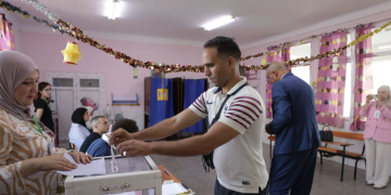 الجزائريون يؤدون واجبهم الإنتخابي