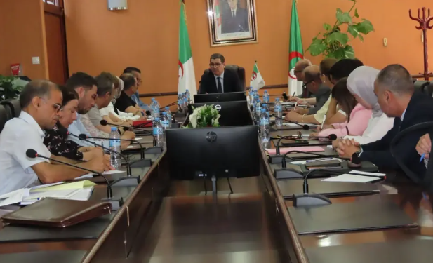  ترأس وزير الصحة، محمد صديق آيت مسعودان، اجتماعا ضم إطارات الإدارة المركزية وممثلين عن مهنيي القطاع، خصص لدراسة عدد من الملفات التنظيمية، الرامية إلى تحسين تسيير المرفق العمومي للقطاع، حسب ما أفاد به أمس الأربعاء بيان للوزارة.